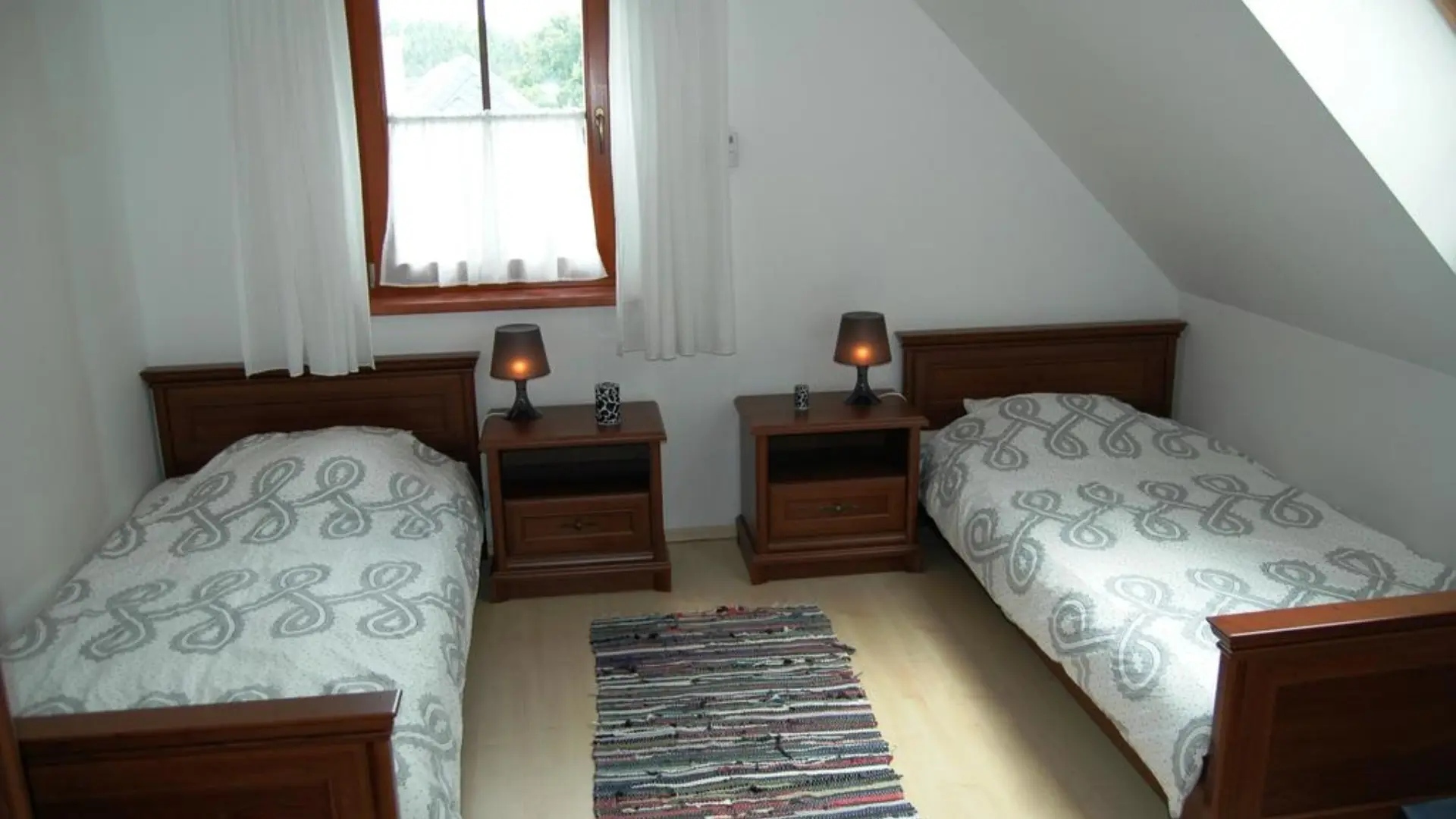 Grote vierpersoonsslaapkamer in mooi te koop staand pand, regio Trutnov.